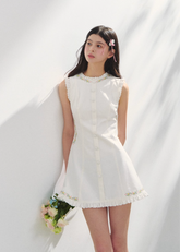 Waist cinched sleeveless French dress